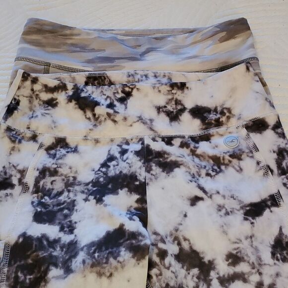 2 Pairs of Yoga Leggings Ladies S Under Armour/Hollister - Picture 1 of 6